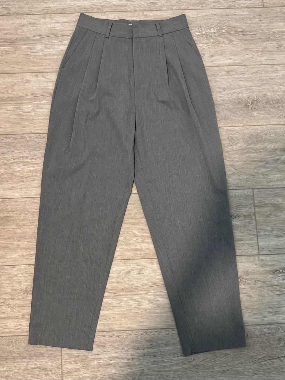 Women‘s Gray Pleated Dress Pants
